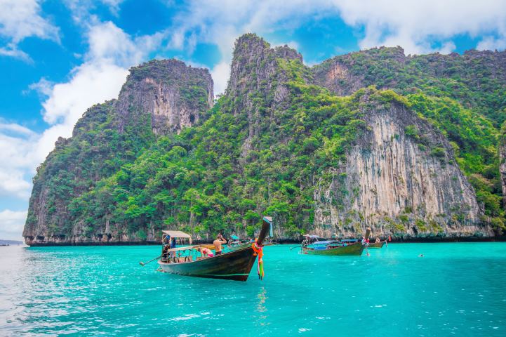 Long boat and blue water at Maya bay in Phi Phi Island, Krabi Th Long boat and blue water at Maya bay in Phi Phi Island, Krabi Th