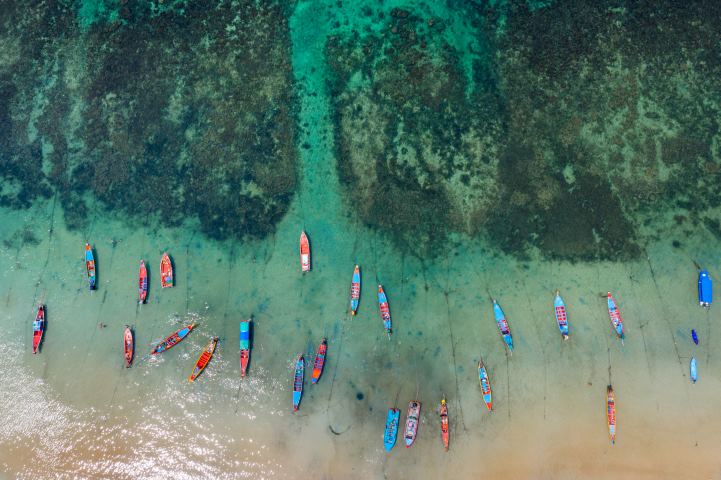 vue aerienne bateaux longue queue mer ile koh tao thailande